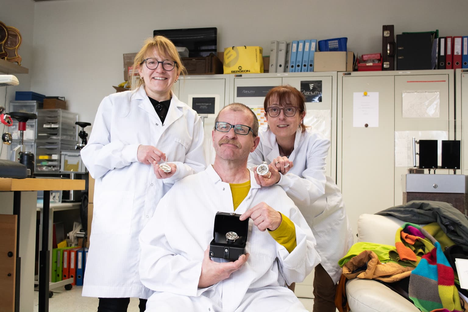 Assemblage de montre lors d'un atelier d'initiation